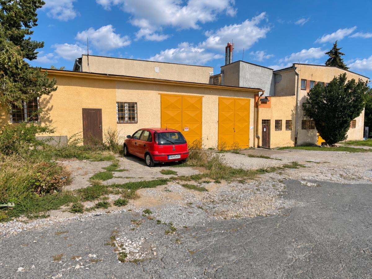 Komerčná budova s výrobnými a skladovými priestormi + 6x murovaná garáž — foto 37