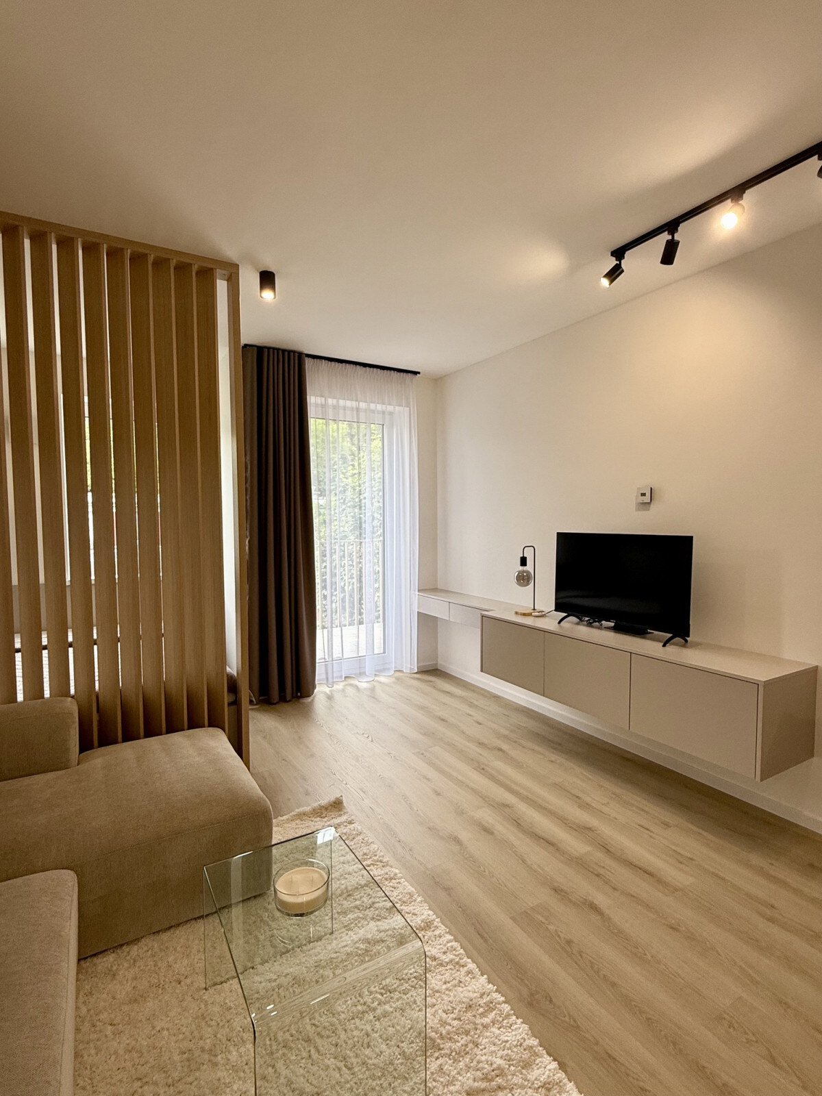 Rezervované - ÚPLNE NOVÝ 1-IZBOVÝ BYT VO WINEHILLS | GARÁŽOVÉ PARKOVANIE | — foto 2