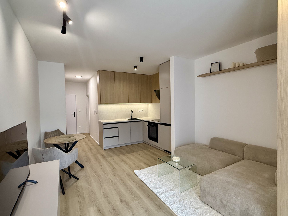 Rezervované - ÚPLNE NOVÝ 1-IZBOVÝ BYT VO WINEHILLS | GARÁŽOVÉ PARKOVANIE | — foto 3