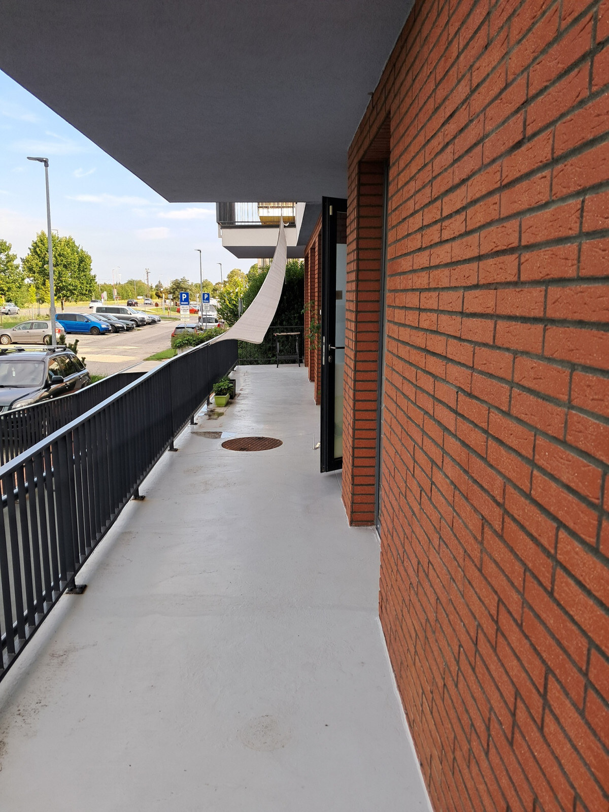 Priestranný priestor s terasou v Rusovciach – bývanie, podnikanie aj investícia v jednom — foto 2