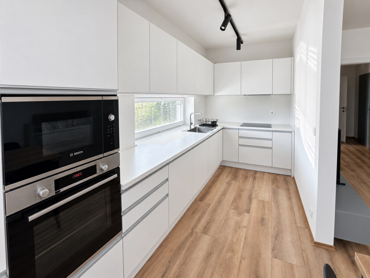 Kompletne zariadený klimatizovaný 2-izbový byt s balkónom, parkovacie miesto — foto 4
