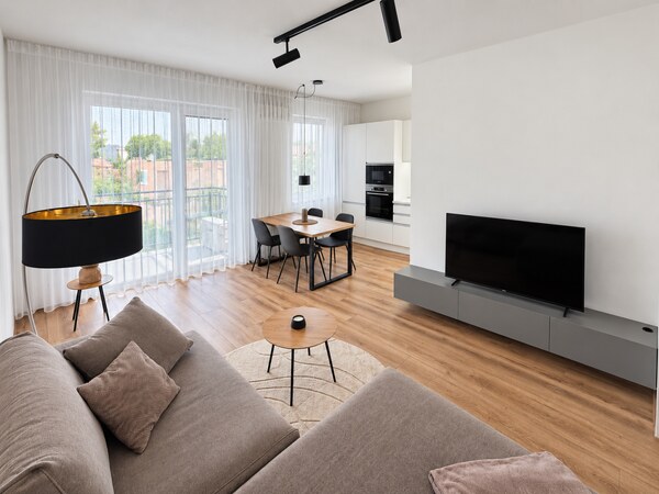 Kompletne zariadený klimatizovaný 2-izbový byt s balkónom, parkovacie miesto