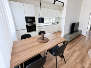 Kompletne zariadený klimatizovaný 2-izbový byt s balkónom, parkovacie miesto — foto 2