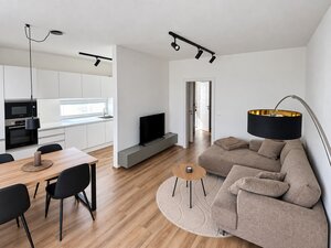 Kompletne zariadený klimatizovaný 2-izbový byt s balkónom, parkovacie miesto — foto 3