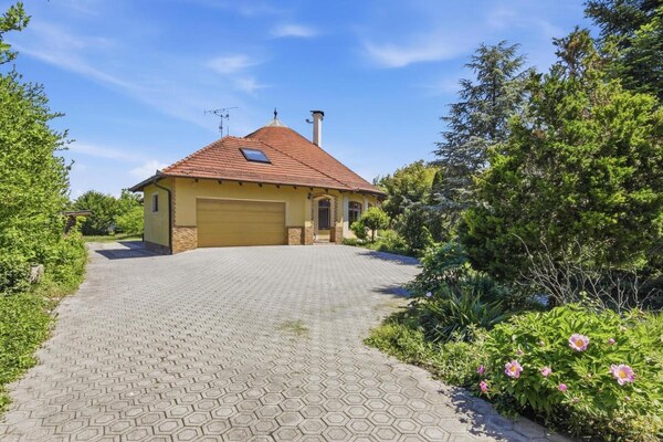 SÚKROMNÝ REZORT 40 MIN OD BRATISLAVY | 550 m² DOM + 5 100 m² POZEMOK + BAZÉN + WELLNESS