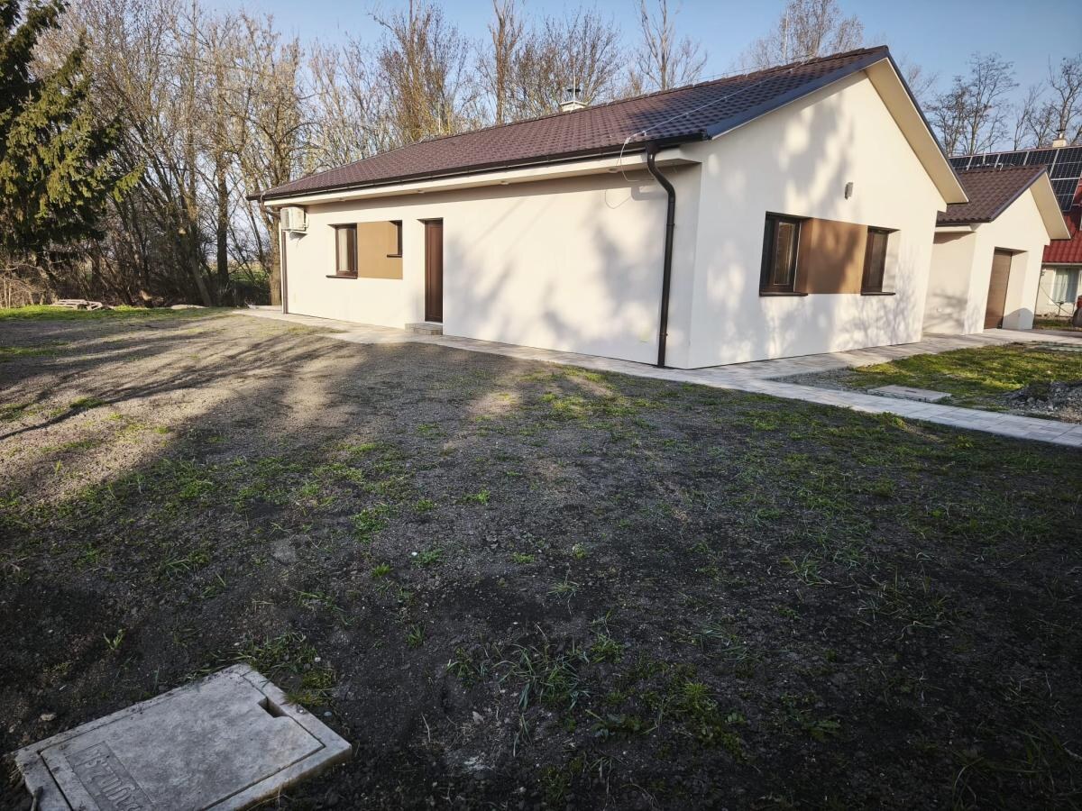 Ponúkame na predaj moderný, samostatne stojaci 3-izbový bungalov-NOVOSTAVBA — foto 2