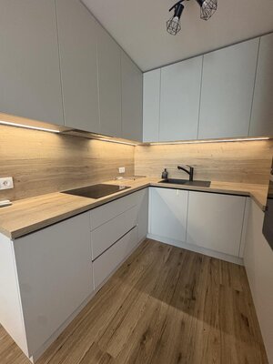 Prenájom výnimočného, nadštandardne zariadeného 2-izbový bytu vo výbornej lokalite v Rovinke — foto 1