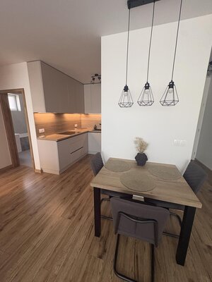 Prenájom výnimočného, nadštandardne zariadeného 2-izbový bytu vo výbornej lokalite v Rovinke — foto 5