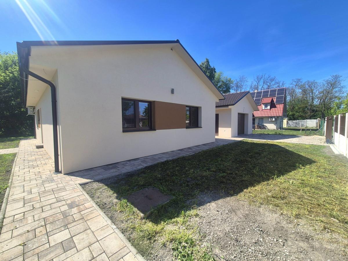 Moderný bungalov v pokojnej lokalite s veľkým pozemkom — foto 4