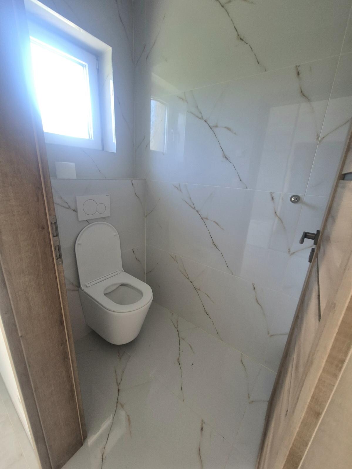 Moderný bungalov v pokojnej lokalite s veľkým pozemkom — foto 7