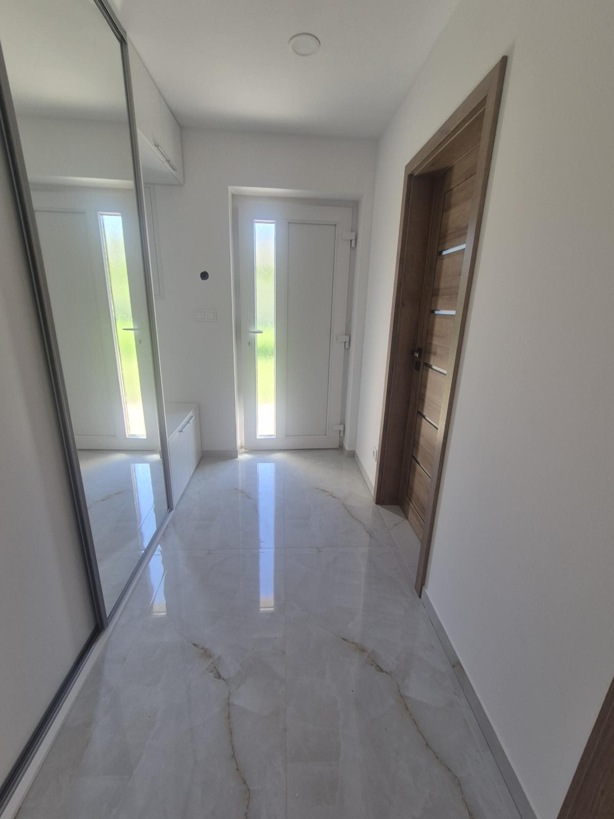 Moderný bungalov v pokojnej lokalite s veľkým pozemkom — foto 8