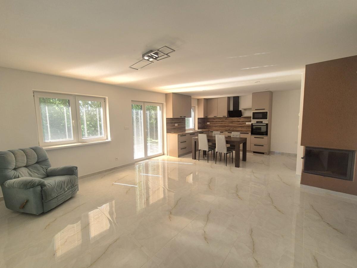 Moderný bungalov v pokojnej lokalite s veľkým pozemkom — foto 10