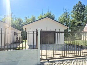 Moderný bungalov v pokojnej lokalite s veľkým pozemkom — foto 2