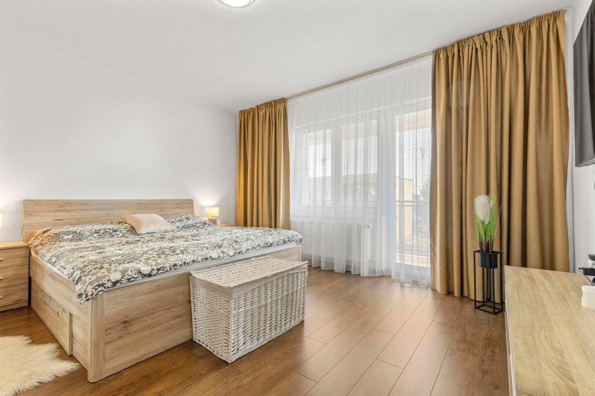 Predaj veľkometrážneho 6 izb. rodinného domu s bazénom v centre Rovinky — foto 2