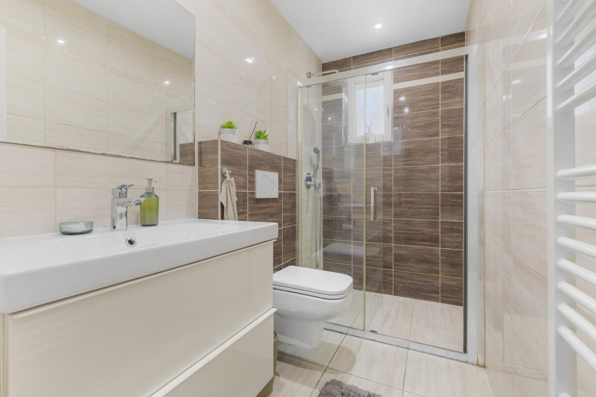 Predaj veľkometrážneho 6 izb. rodinného domu s bazénom v centre Rovinky — foto 6