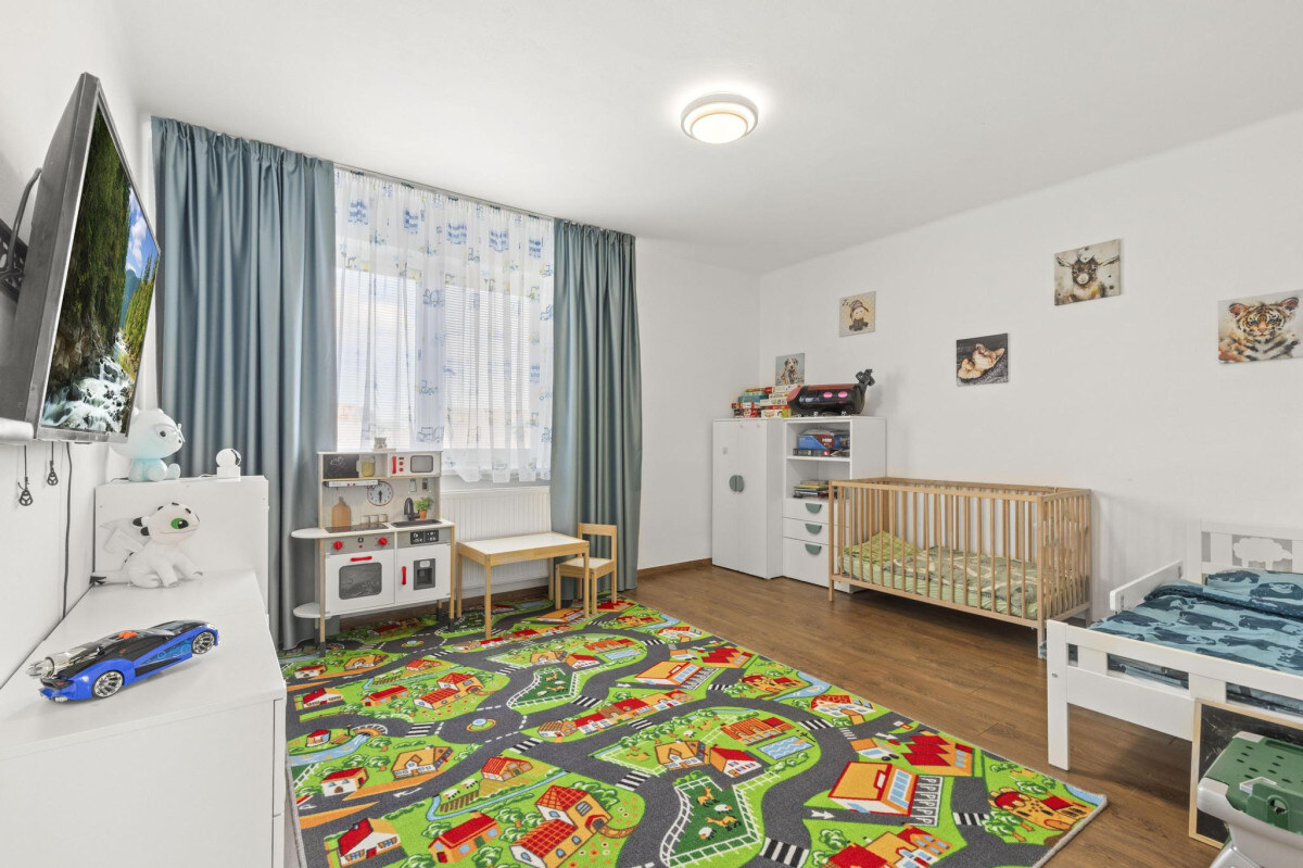 Predaj veľkometrážneho 6 izb. rodinného domu s bazénom v centre Rovinky — foto 8