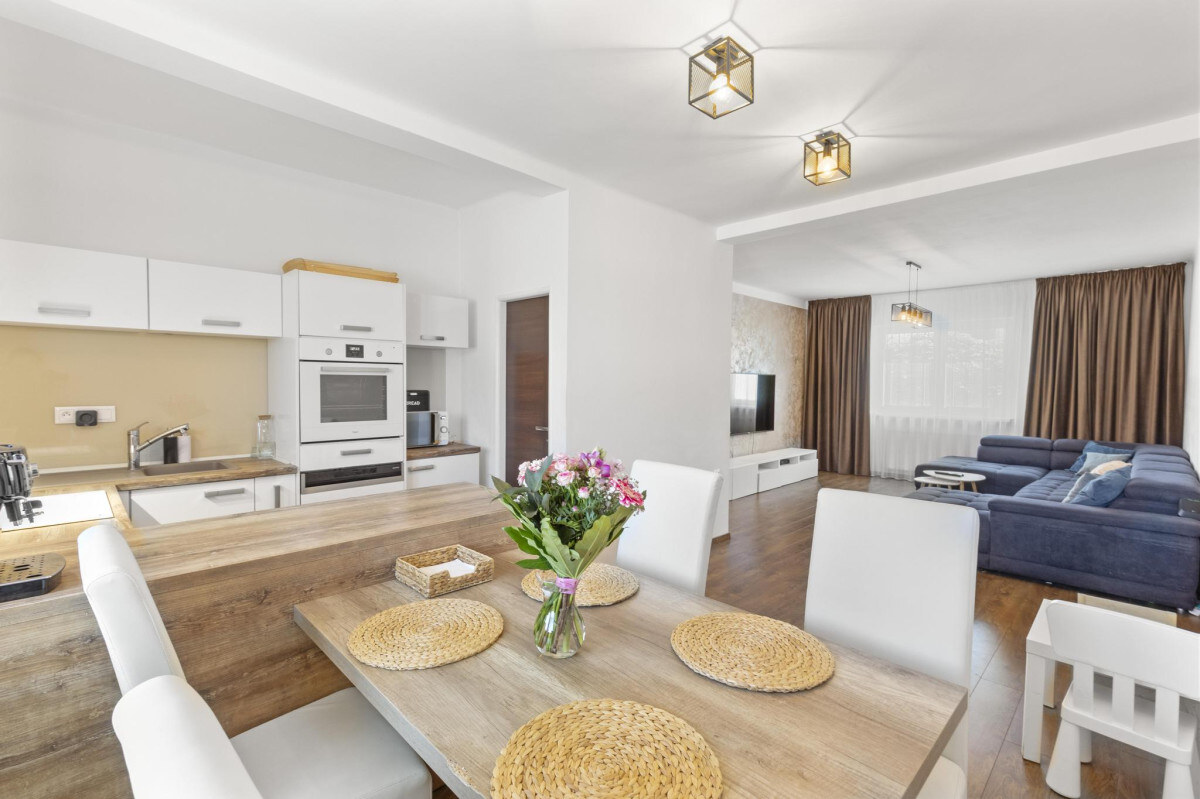 Predaj veľkometrážneho 6 izb. rodinného domu s bazénom v centre Rovinky — foto 9