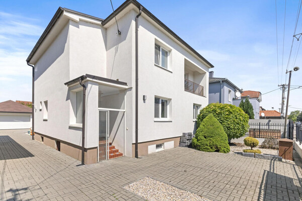 Predaj veľkometrážneho 6 izb. rodinného domu s bazénom v centre Rovinky
