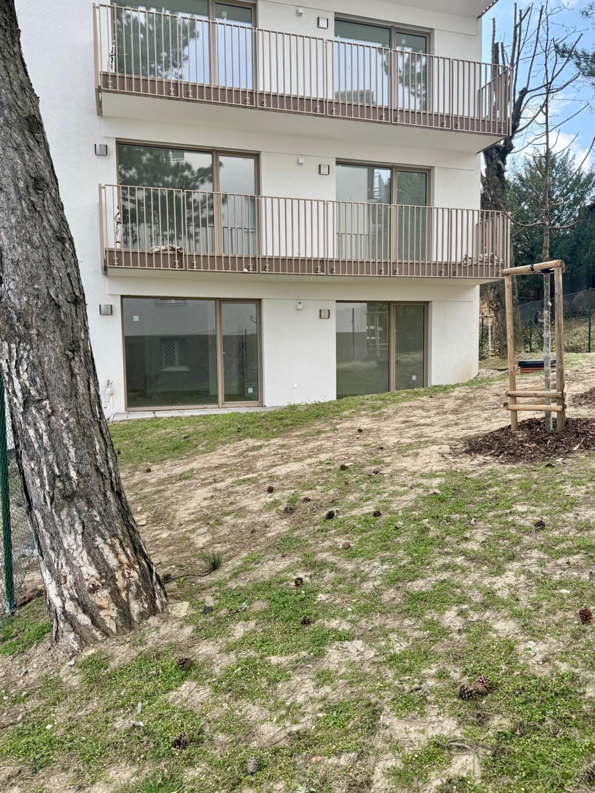 Skolaudované - 4 izb. byt s veľkou predzáhradkou - Winehills — foto 2