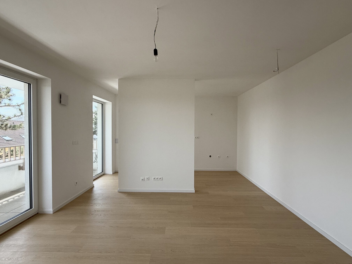 Skolaudované - krásny 3 izb. byt s veľkým balkónom v lukratívnej lokalite — foto 2