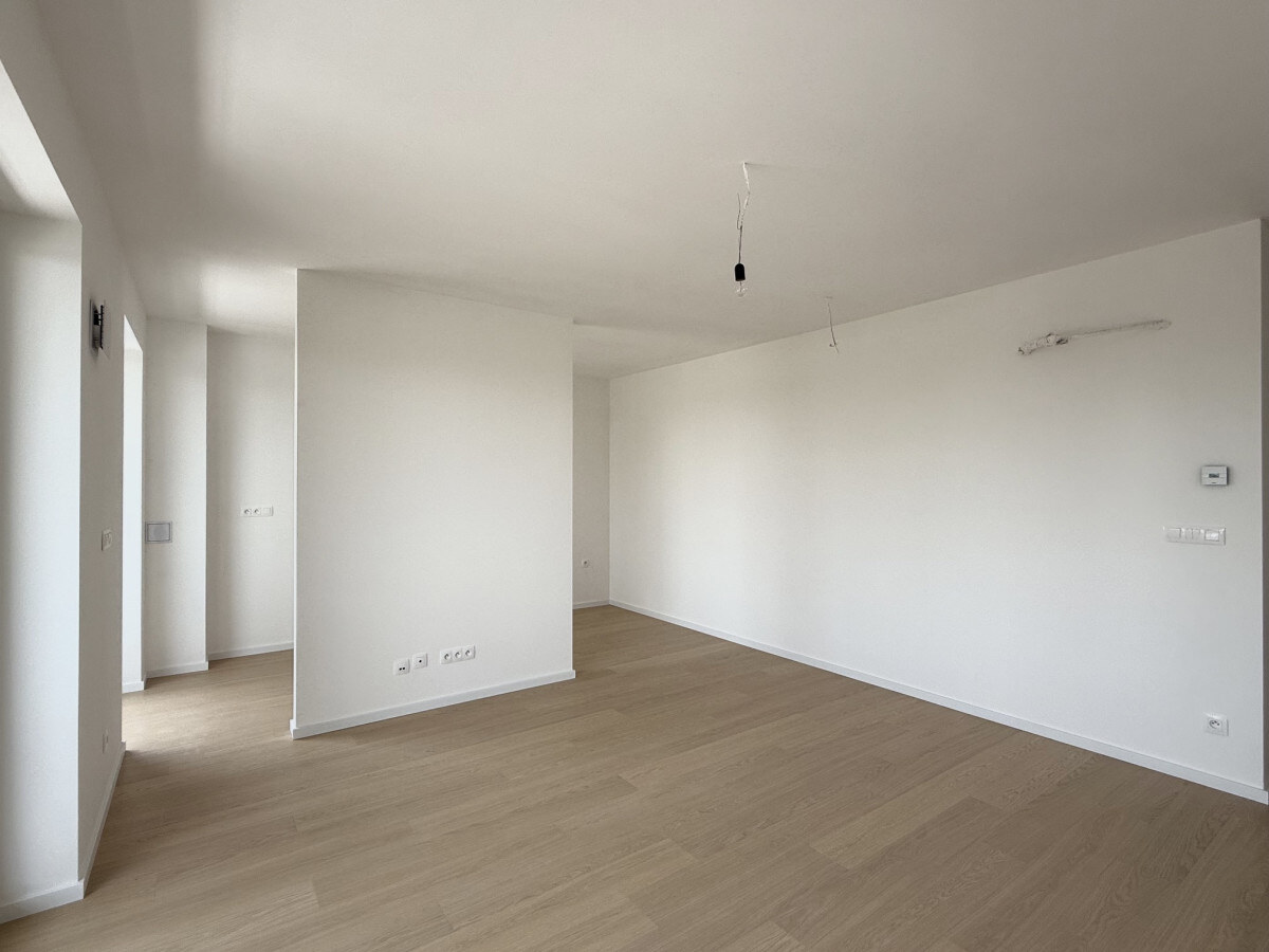 Skolaudované - krásny 3 izb. byt s veľkým balkónom v lukratívnej lokalite — foto 3
