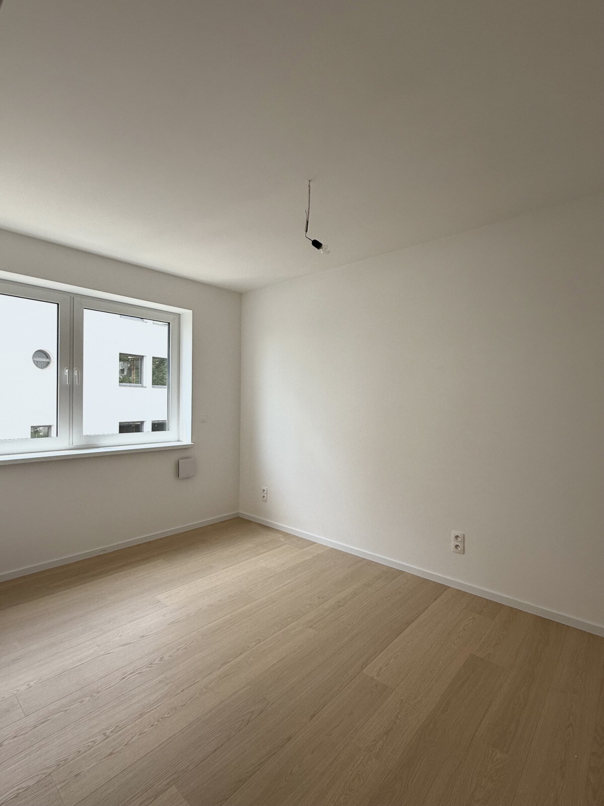Skolaudované - krásny 3 izb. byt s veľkým balkónom v lukratívnej lokalite — foto 9