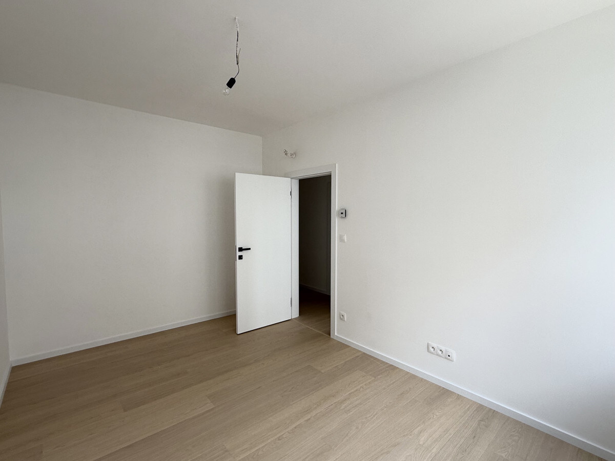 Skolaudované - krásny 3 izb. byt s veľkým balkónom v lukratívnej lokalite — foto 10