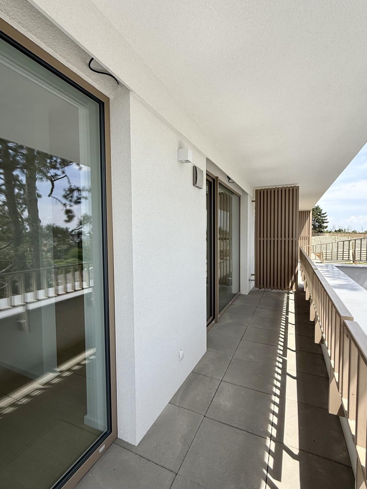 Skolaudované - krásny 3 izb. byt s veľkým balkónom v lukratívnej lokalite — foto 14