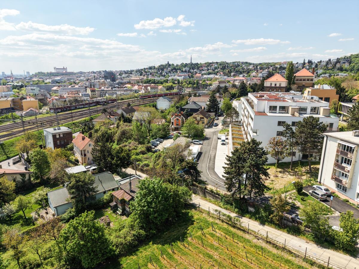 Skolaudované - krásny 3 izb. byt s veľkým balkónom v lukratívnej lokalite — foto 19