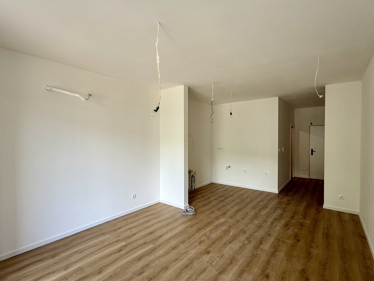 Skolaudované - praktický 1 izb.byt s balkónom v top lokalite — foto 4
