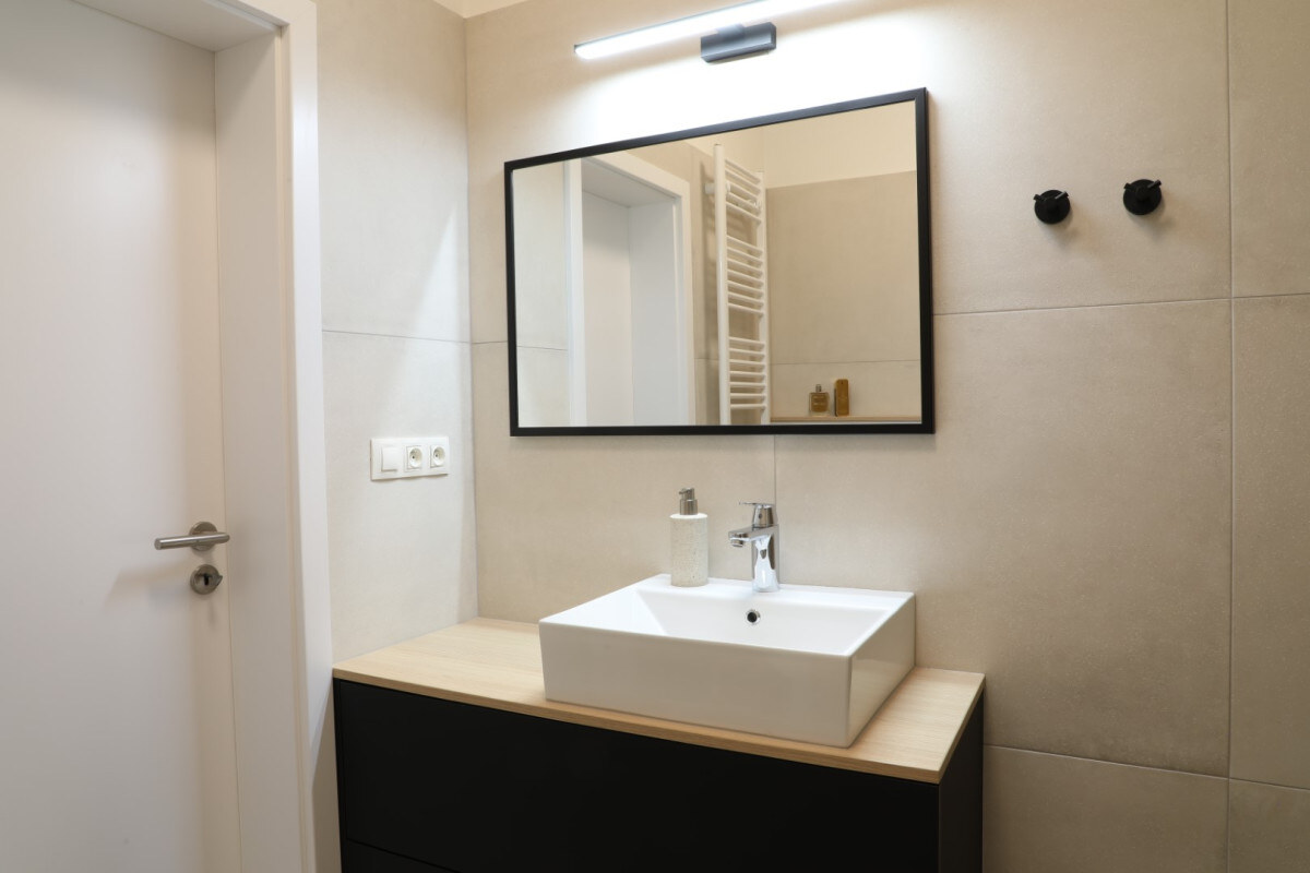Na prenájom klimatizovaný 2i byt s balkónom, parkovanie, Lužná — foto 9