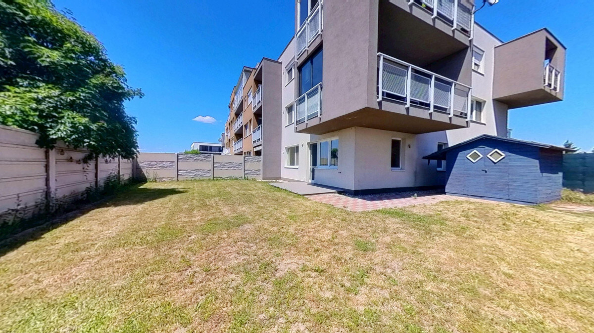 Zariadený 2i byt so záhradou 198m2, novostavba 2016, 1x parkovanie