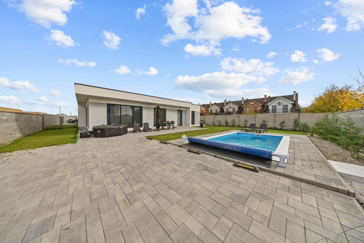 Klimatizovaný 4i rodinný dom s bazénom, 2x parkovanie na pozemku, novostavba 2023 — foto 4