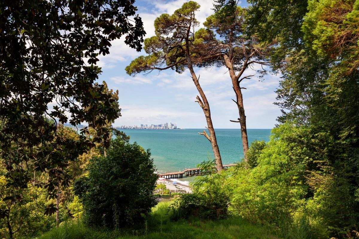 Luxusný apartmán s výhľadom na more v exkluzívnom hoteli v meste Batumi, bazén na streche hotela — foto 15