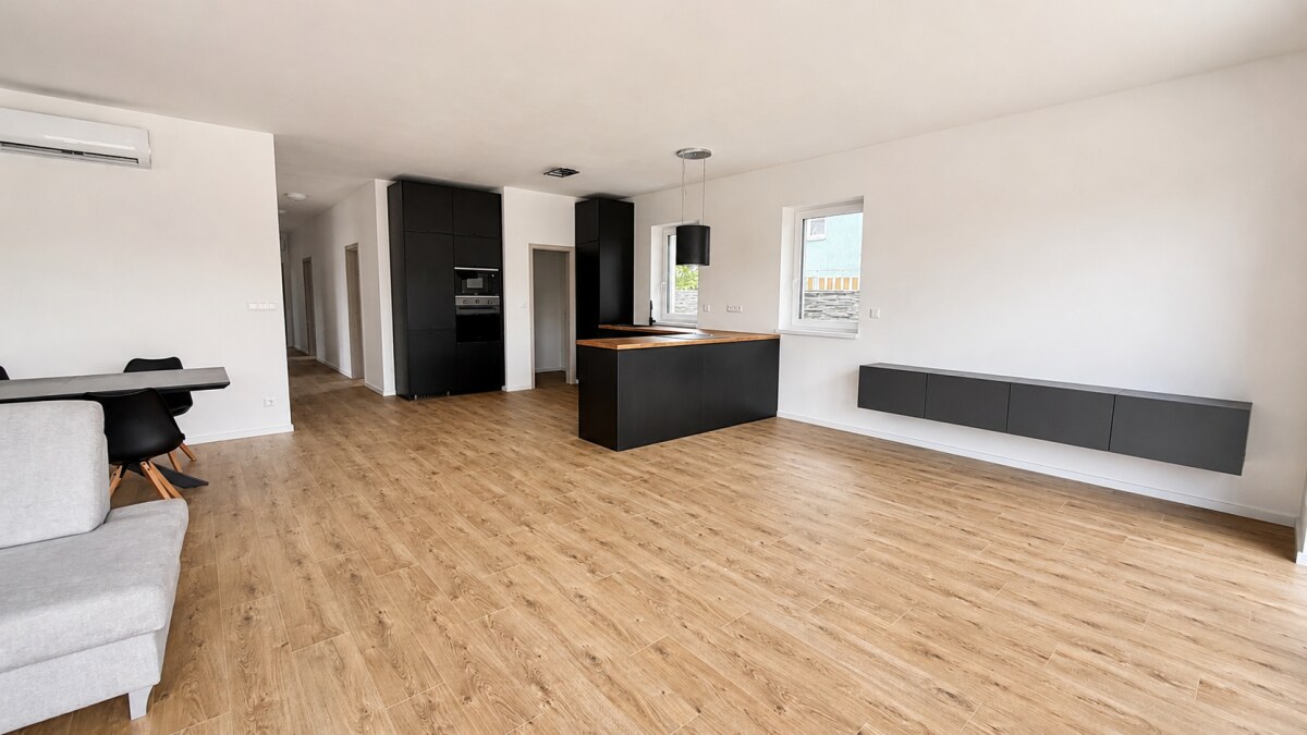 Moderný 5-izbový rodinný dom so záhradou a terasou, Orechová Potôň — foto 3