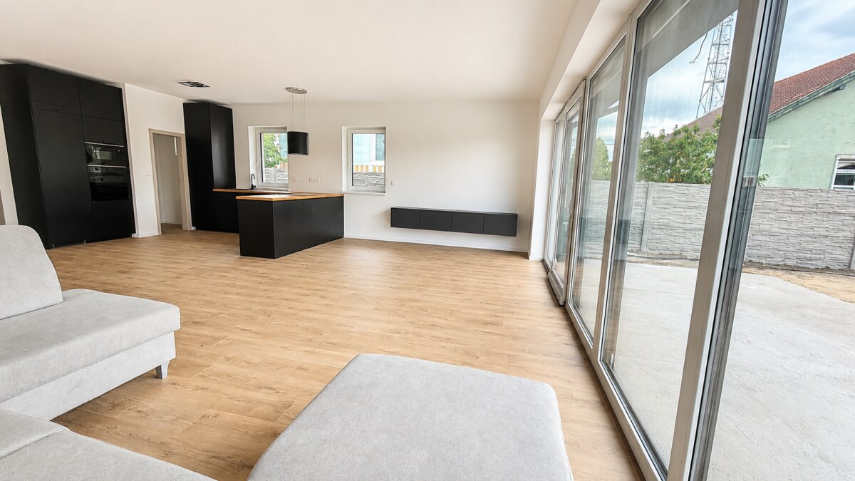 Moderný 5-izbový rodinný dom so záhradou a terasou, Orechová Potôň — foto 5