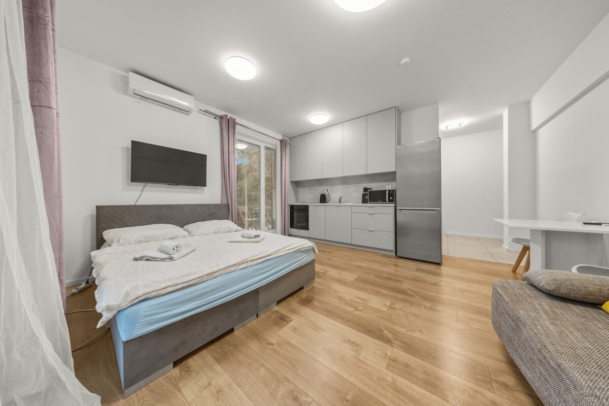 Klimatizovaný 1i byt s balkónom, novostavba 2022, predzáhradka, parkovacie miesto — foto 3