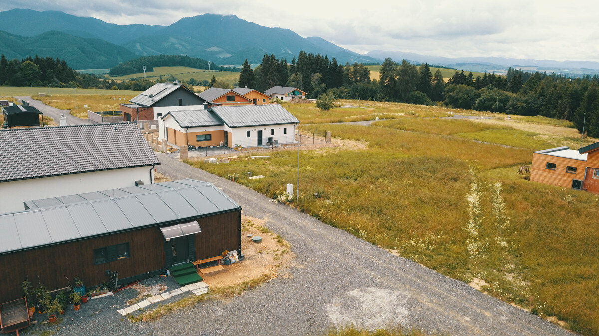Ponuka na predaj stavebného pozemku 626m2 v obci Jamník s výhľadom na Vysoké a Nízke Tatry — foto 2