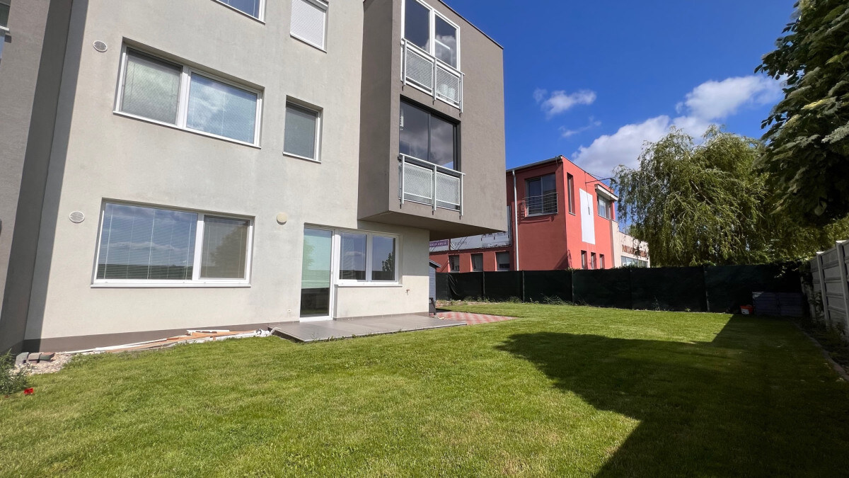 Zariadený 2i byt so záhradou 198m2, novostavba 2016, 1x parkovanie — foto 2