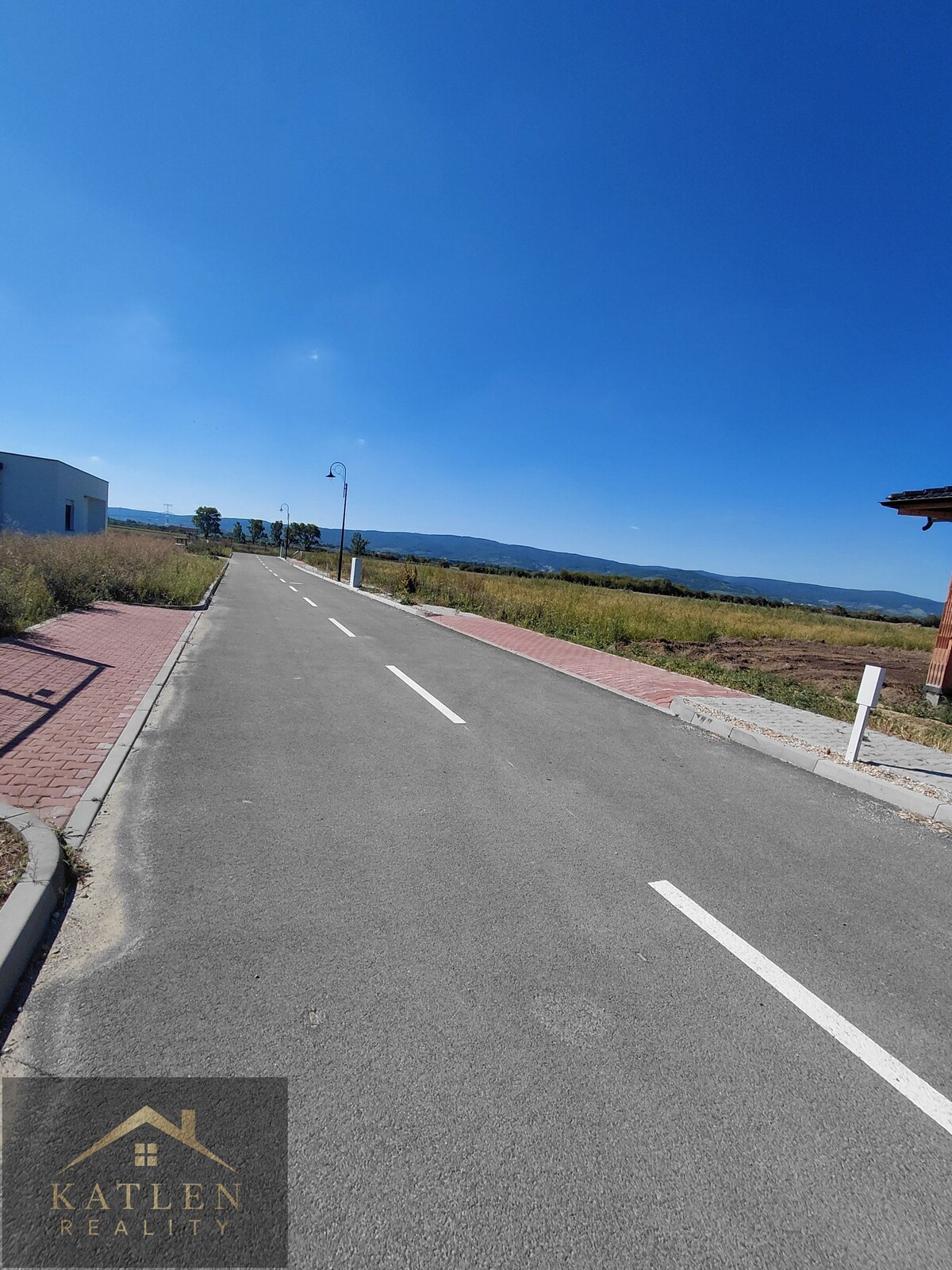 Pozemok pre okamžitú výstavbu RD 600m² Chorv.Grob, všetky IS 