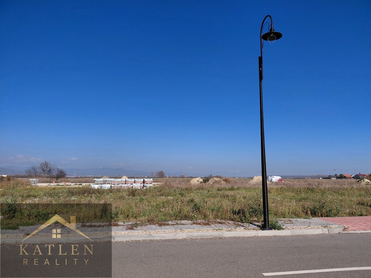 Pozemok pre okamžitú výstavbu RD 600m² Chorv.Grob, všetky IS  — foto 4