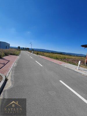 Pozemok pre okamžitú výstavbu RD 600m² Chorv.Grob, všetky IS  — foto 1