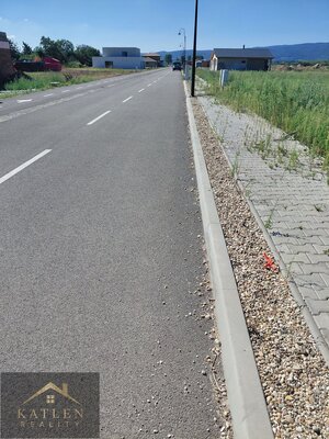 Pozemok pre okamžitú výstavbu RD 600m² Chorv.Grob, všetky IS  — foto 2