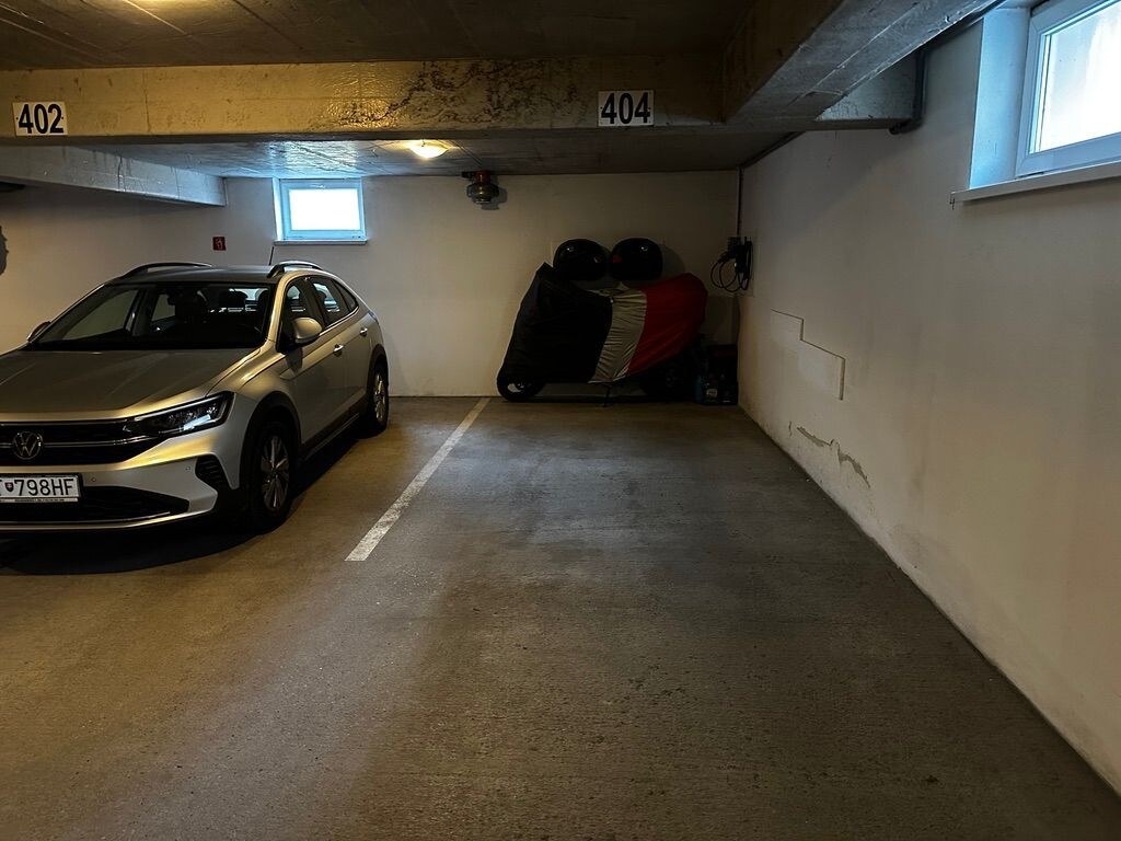 Štýlový 4-izbový mezonet v Stupave s dvoma kúpeľňami, parkovaním a atmosférou rodinného domu. — foto 32