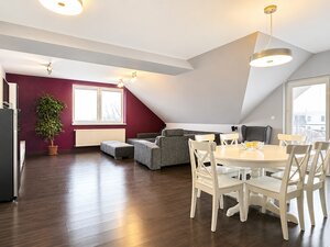Štýlový 4-izbový mezonet v Stupave s dvoma kúpeľňami, parkovaním a atmosférou rodinného domu. — foto 3