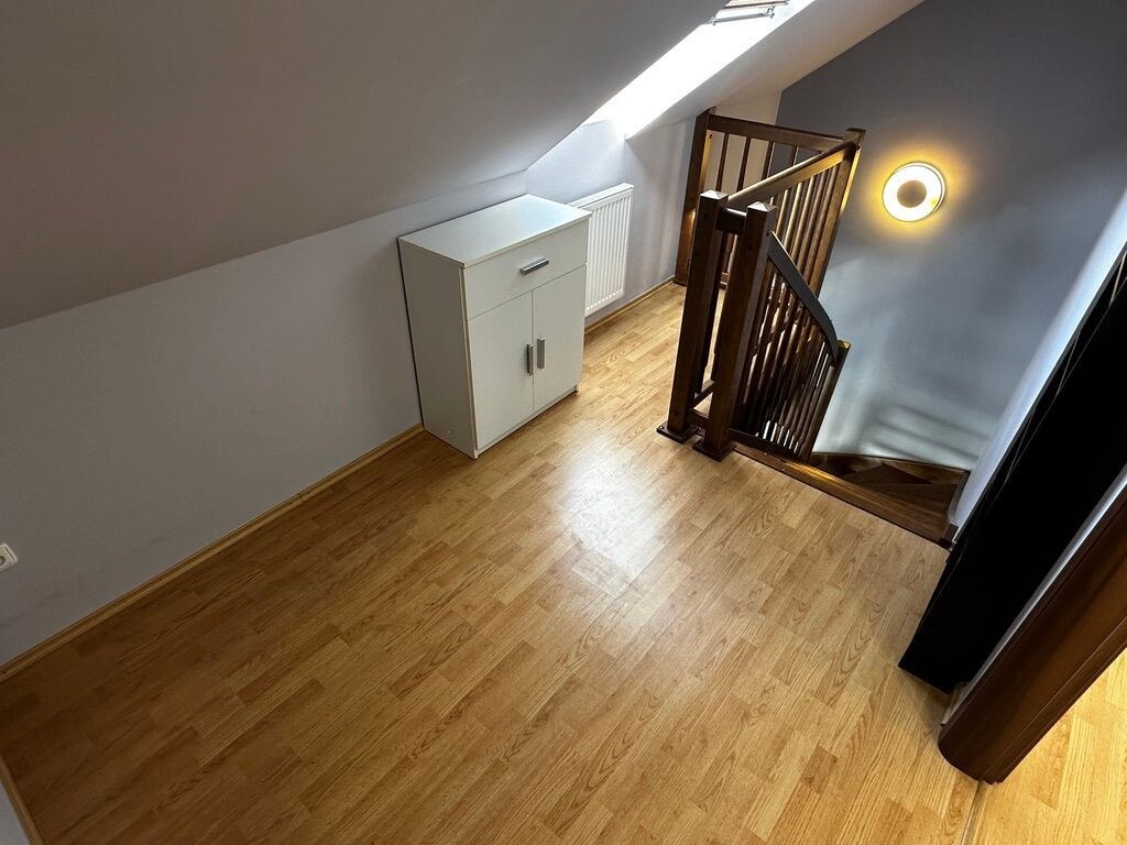Štýlový 4-izbový mezonet v Stupave s dvoma kúpeľňami, parkovaním a atmosférou rodinného domu. — foto 25