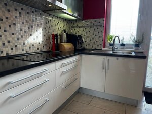 Štýlový 4-izbový mezonet v Stupave s dvoma kúpeľňami, parkovaním a atmosférou rodinného domu. — foto 11