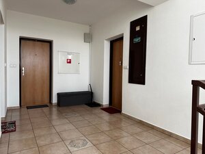 Štýlový 4-izbový mezonet v Stupave s dvoma kúpeľňami, parkovaním a atmosférou rodinného domu. — foto 31