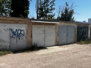 Ponúkame na predaj garáž, Vyhnianska cesta, Bratislava - Nové Mesto. — foto 1
